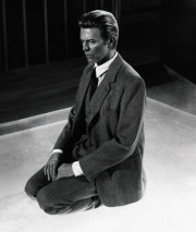 Markus Klinko -MEDITATION -BW-New York 2001    LARGE edition of 12 60 x 60 in / 152.4 x 152.4 cm MEDIUM edition of 25 40 x 40 in / 101.6 x 101.6 cm SMALL edition of 50 24 x 24 in / 61 x 61 cm auf Fujicolor Crystal Archive Digital Pearl Paper