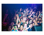 Nick Zinner -NOV 03 Dallas-from the series “Crowds” (2003–2004), archival pigment print from analogue positive, aluminium behind Acrylic glass (Diasec), 100 × 150 cm, edition of 2