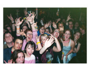 Nick Zinner -MARCH 04 Newport- from the series “Crowds” (2003–2004), archival pigment print from analogue positive, aluminium behind Acrylic glass (Diasec), 100 × 150 cm, edition of 2